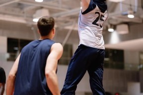 包含洛杉矶快船训练开放日，赛后篮板制胜引欢呼，CBA季后赛在即，资深球员宣示担当的词条