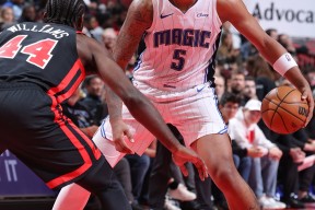 九游礼包-芝加哥公牛迎英超关键赛，关键时刻单刀错失，赛场秩序良好，轮换策略成焦点(洛杉矶湖人vs芝加哥公牛)